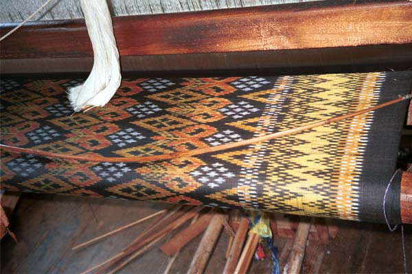 Jpeg K 48K 9809P08 Four colour silk ikat on the loom at a weaving mill at Innbawkon (Inpawkhon) on Lake Inle, Shan State. Note the 'bow' across the width of the weft to keep the width and tension constant.