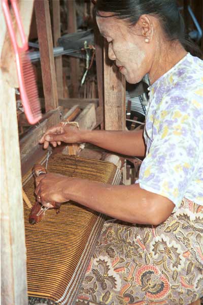 Jpeg 39K 9809Q26 Weaving on Lake Inle, Shan State.