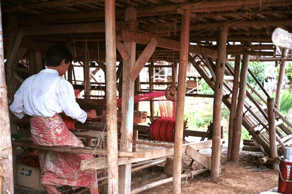Jpeg 52 K 9809R02 Weaving Shan bags under a house off a waterway at the back of the floating market at Ywa-ma- Lake Inle, Shan State.