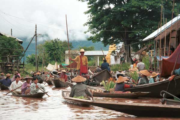 Jpeg 39K 9809R23 Floating market at Ywama, Lake Inle, Shan State.