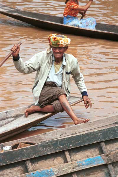 Jpeg 39K 9809R32 Boatman at Ywama floating market, Lake Inle, Shan State. Note the tatoo on his lower leg.