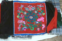 Jpeg 37K Centre of traditional Bouyei baby-carrier - Bi Ke village, Mi Gu township, Zhenfeng county, Guizhou province 0010s37.jpg