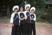 Jpeg 33K Bouyei woman and three young girls - Bi Ke village, Mi Gu township, Zhenfeng county, Guizhou province 0010t07.jpg