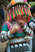 Jpeg 50K Miao woman demonstrating splicing ramie - Chang Tion village, Cheng Guan township, Puding county, Guizhou province 0010w12.jpg