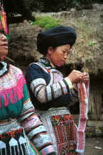 Jpeg 43K Miao woman demonstrating embroidery - Chang Tion village, Cheng Guan township, Puding county, Guizhou province 0010w13.jpg