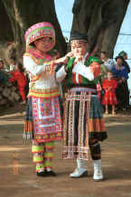 Jpeg 105K Choreographer (Senior Middle Schoolgirl) and Jew's harp soloist - Da Shu Jia village, Xin Zhou township, Longlin county, Guangxi province 0010h24.jpg