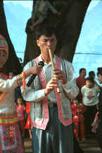 Jpeg 59K Solo flautist - Da Shu Jia village, Xin Zhou township, Longlin county, Guangxi province 0010h36.jpg