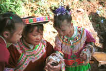 Jpeg 51K Examining the Polaroid instant photo of themselves - Da Shu Jia village, Xin Zhou township, Longlin county, Guangxi province 0010i09.jpg