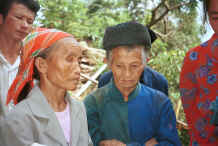 Jpeg 31K Two old ladies come to watch the textile market - Da Shu Jia village, Xin Zhou township, Longlin county, Guangxi province 0010i25.jpg