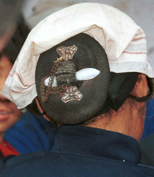 Back view of Lao Han woman's hair style - Dai Lo village, Shi Zi township, Ping Ba county, Guizhou county 0010za02.jpg