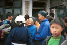 Jpeg 27K Lao Han old women amongst the Black Miao crowd - Dai Lo village, Shi Zi township, Ping Ba county, Guizhou county 0010za04.jpg