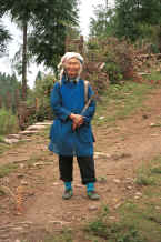 Jpeg 37K Woman about to set off to work - Dai Lo village, Shi Zi township, Ping Ba county, Guizhou county 0010za13.jpg