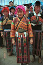 Jpeg 43K Flower Miao women ready to sell their textiles - De Wo market, De Wo township, Longlin county, Guangxi province 0010f32.jpg