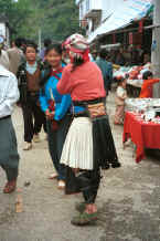 Jpeg 37K White Miao woman meeting a friend in De Wo market, De Wo township, Longlin county, Guangxi province 0010f33.jpg