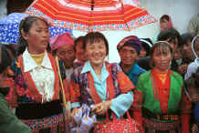 Jpeg 46K Probably Red hat Miao in the rain at De Wo market, De Wo township, Longlin county, Guangxi province 0010g08.jpg