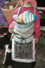 Jpeg 39K Side comb Miao mother and baby - De Wo market, De Wo township, Longlin county, Guangxi province 0010g16.jpg