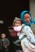 Jpeg 29K Side comb Miao mother and baby - De Wo market, De Wo township, Longlin county, Guangxi province 0010g23.jpg