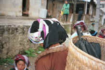 Jpeg 32K Side comb Miao woman with an umbrella in her back basket at De Wo market, De Wo township, Longlin county, Guangxi province 0010g29.jpg