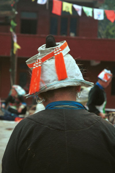 Jpeg 41K 0111F28 Back of a Gejia woman showing her red-tassled headdress - Ma Tang village, Kaili City, Guizhou province