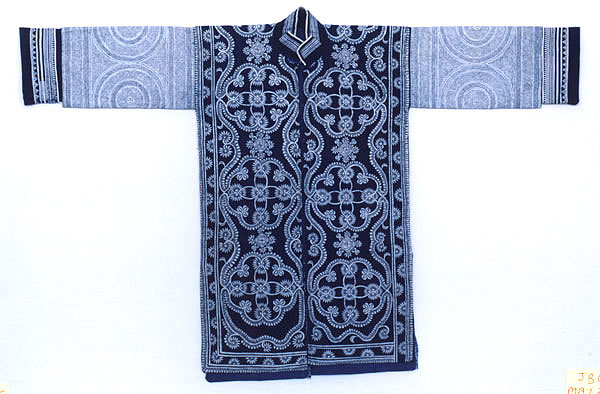 Jpeg 59K 45-J1 This Ge Jia jacket is made using two lengths of hand spun and woven (tu bu) cotton joined up the back and has a similar pattern to that shown in the Gina Corrigan/British Museum "Miao Textiles from China" book. Although the workmanship is good, the pattern is quite simple.