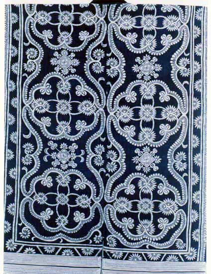 Jpeg 62K 45 J1 detail This Ge Jia jacket is made using two lengths of hand spun and woven (tu bu) cotton joined up the back and has a similar pattern to that shown in the Gina Corrigan/British Museum "Miao Textiles from China" book. Although the workmanship is good, the pattern is quite simple.