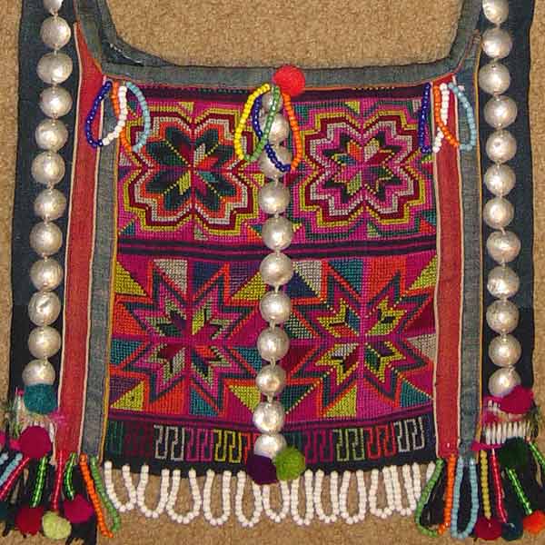 51K Jpeg Hani embroidered and trimmed bag, Menghai county, Yunnan province, southwest China