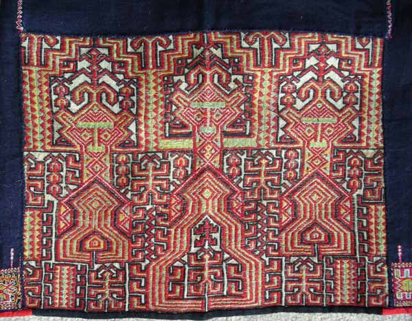 Jpeg 66K 1475 detail of embroidery on side panel of Ba sa dung Li woman's blouse
