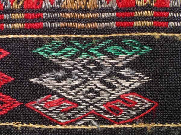Jpeg 59K Detail of embroidery on the back of a Qi Li woman's embroidered blouse purchased in 2005 in in the style of those from Changjiang in Hainan Island 
