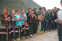 Jpeg 39K Welcoming party of Side comb Miao girls and male musicians at the entrance to Long Dong village, De Wo township, Longlin country, Guangxi province 0010d24.jpg