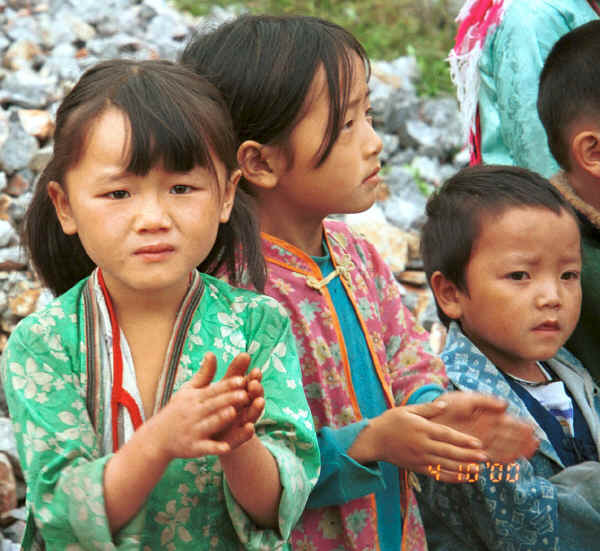 Young Side comb Miao children welcoming us to Long Dong village, De Wo township, Longlin country, Guangxi province 0010d26.jpg