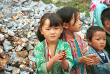 Jpeg 46K Young Side comb Miao children welcoming us to Long Dong village, De Wo township, Longlin country, Guangxi province 0010d26.jpg