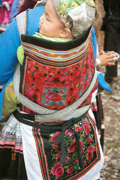 Side comb Miao embroidered baby carrier, Long Dong village, De Wo township, Longlin country, Guangxi province 0010d29.jpg