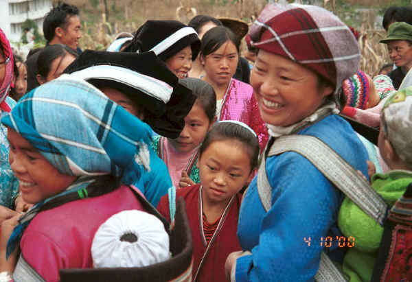 Happy group of Side comb Miao as we admire the decorated baby carriers - Long Dong village, De Wo township, Longlin country, Guangxi province 0010d30.jpg