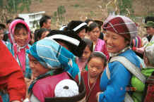 Jpeg 35K Happy group of Side comb Miao as we admire the decorated baby carriers - Long Dong village, De Wo township, Longlin country, Guangxi province 0010d30.jpg