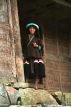 Jpeg 28K Side comb Miao woman at the doorway of her house - Long Dong village, De Wo township, Longlin country, Guangxi province 010e27.jpg