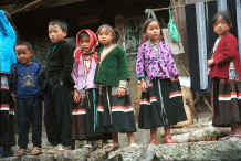 Jpeg 39K Side comb Miao children standing against a background of indigo batik skirt tops - Long Dong village, De Wo township, Longlin country, Guangxi province 0010f04.jpg