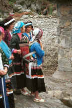 Jpeg 31K Side comb Miao women with baby in embroidered baby carrier - Long Dong village, De Wo township, Longlin country, Guangxi province 0010f15.jpg