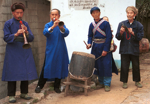 Jpeg 75K Welcoming musicians at the entrance to Lou Jia Zhuang village, Anshun city, Guizhou province 0110A34 