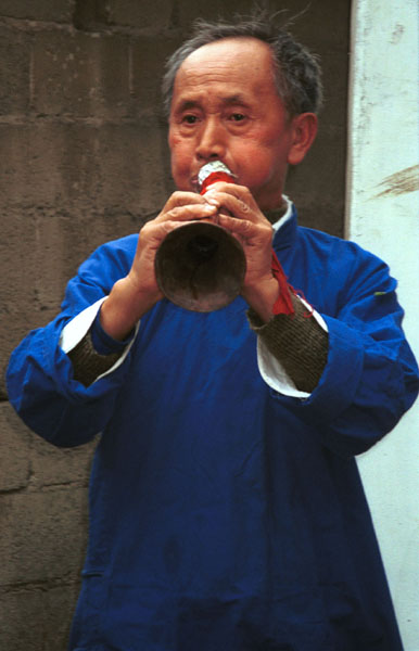 Jpeg 46K One of the welcoming musicians at the entrance to Lou Jia Zhuang village, Anshun city, Guizhou province 0110A37