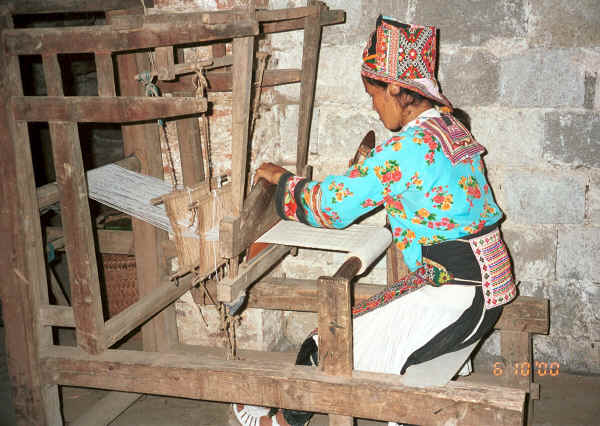 White Miao woman weaving hemp or ramie - Ma Wo village, Zhe Lang township, Longlin county, Guangxi province 0010j14.jpg