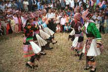 Jpeg 55K Young White Miao girls dancing in Ma Wo village, Zhe Lang township, Longlin county, Guangxi province 0010j22.jpg