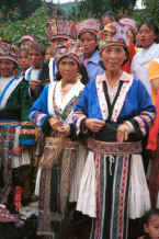 Jpeg 39K White Miao women splicing hemp as they displayed their textiles for sale in Ma Wo village, Zhe Lang township, Longlin county, Guangxi province 0010j29.jpg