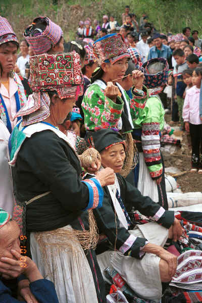 White Miao women splicing hemp or ramie fibre waiting with their textiles Ma Wo village, Zhe Lang township, Longlin county, Guangxi province 0010j33.jpg