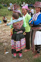 Jpeg 47K White Miao women and baby, Ma Wo village, Zhe Lang township, Longlin county, Guangxi province 0010k10.jpg