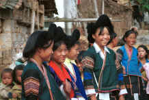 Jpeg 35K Side Comb Miao girls and married woman in festival finery - Pao Ma Cheng village, Teng Jiao township, Xingren country, Guizhou province 0010n06.jpg