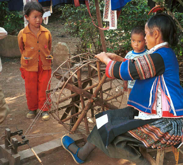 Side Comb Miao married woman setting up a spindle - Pao Ma Cheng village, Teng Jiao township, Xingren country, Guizhou province 0010n20.jpg