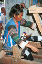 Jpeg 36K Side Comb Miao married woman weaving apron ties - Pao Ma Cheng village, Teng Jiao township, Xingren country, Guizhou province 0010n35.jpg