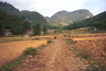 Jpeg 30K Approaching Sha Jiao village, Wan Teng township, Xingyi metropolitan area, Guizhou province 0010k34.jpg