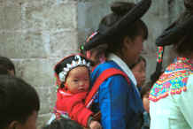 Jpeg 27K Mother and child - Sha Jiao village, Wan Teng township, Xingyi metropolitan area, Guizhou province 0010l25.jpg
