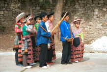 Jpeg 52K Welcoming us to the village - Sha Jiao village, Wan Teng township, Xingyi metropolitan area, Guizhou province 0010l28.jpg